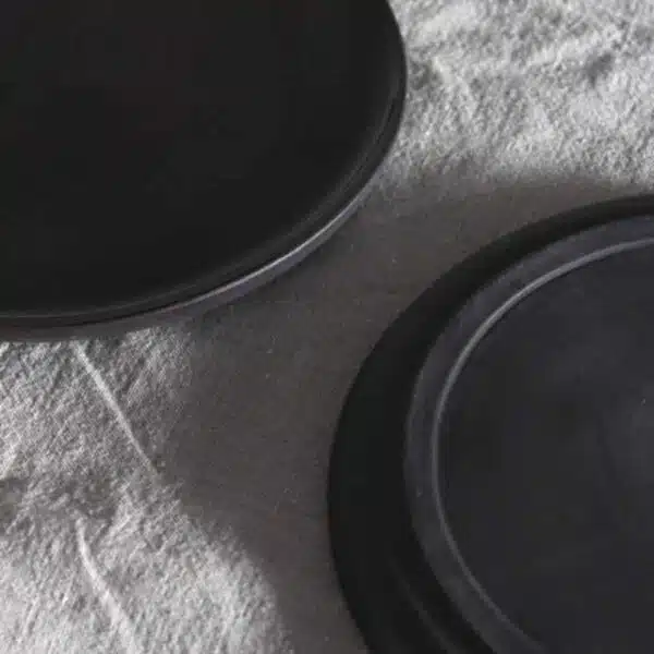 Nordische Teller schwarz Ton Keramik Handarbeit