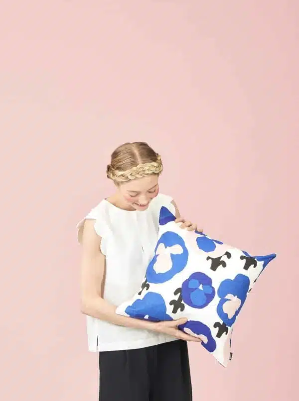 Kauniste Orvokki Kissen blau Kissenbezug Blumenmuster Stiefmütterchen