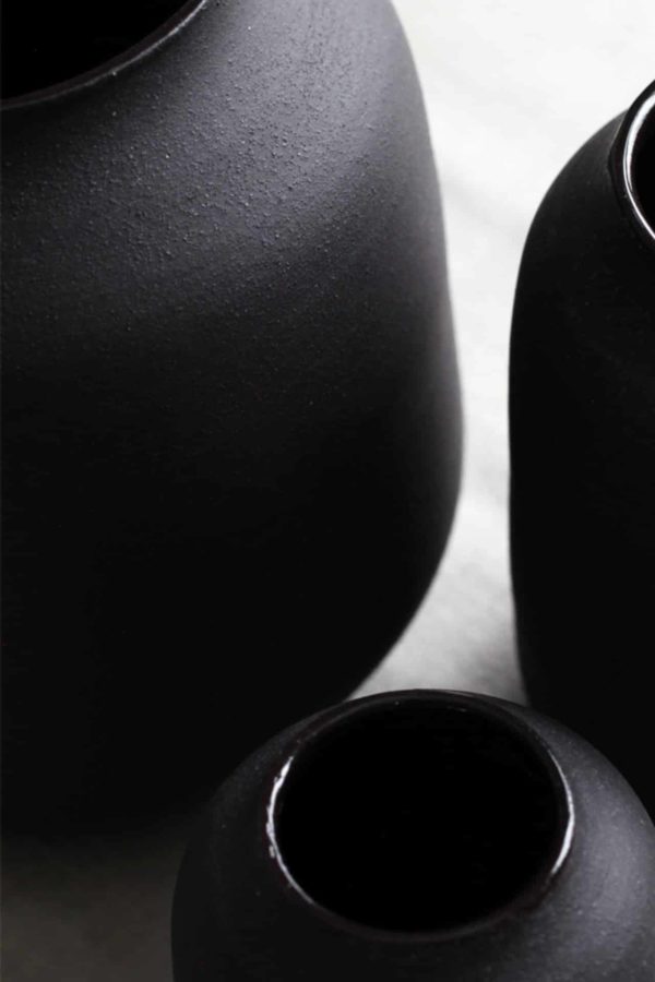 Schwarze Vasen aus Ton