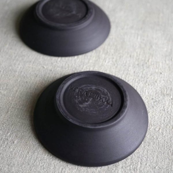 Teller klein schwarz Ton Keramik Handarbeit