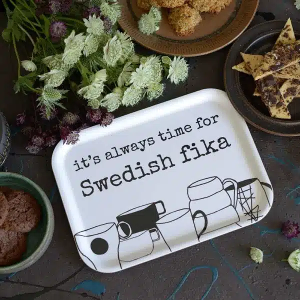 schwedische fika kaffee pause kanelbulle tablett holz