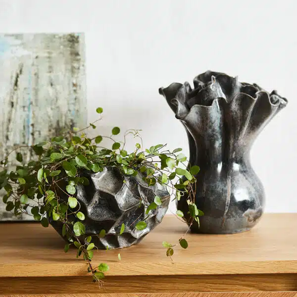 Vase organisch geformt design schwarz steingut