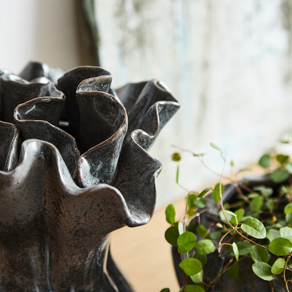 vase organisch geformt schwarz grau stein porzellan