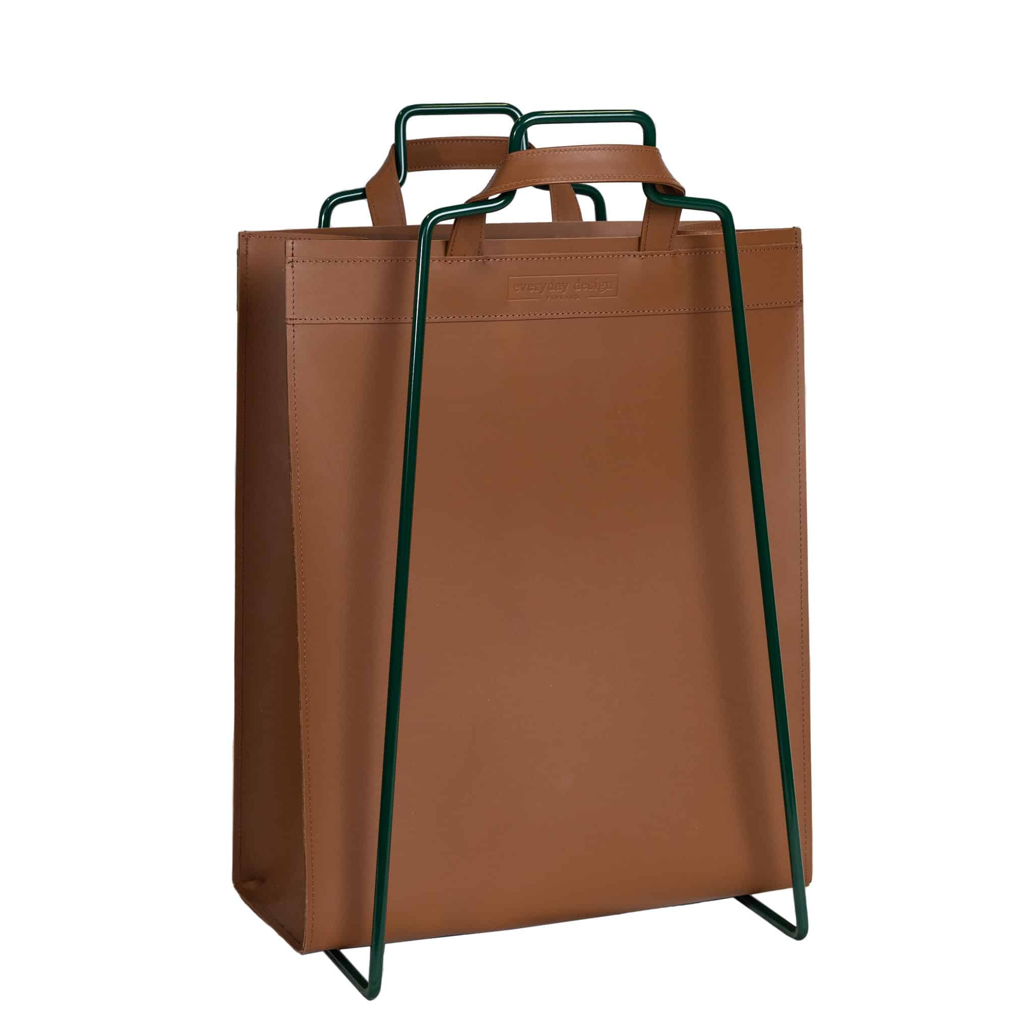 Lederbeutel Lederkorb Congnac Braun grün Kaminholzkorb Papierkorb recyceltes Lederfaserstoff everyday design vaasa helsinki ledertasche ordnung metallständer