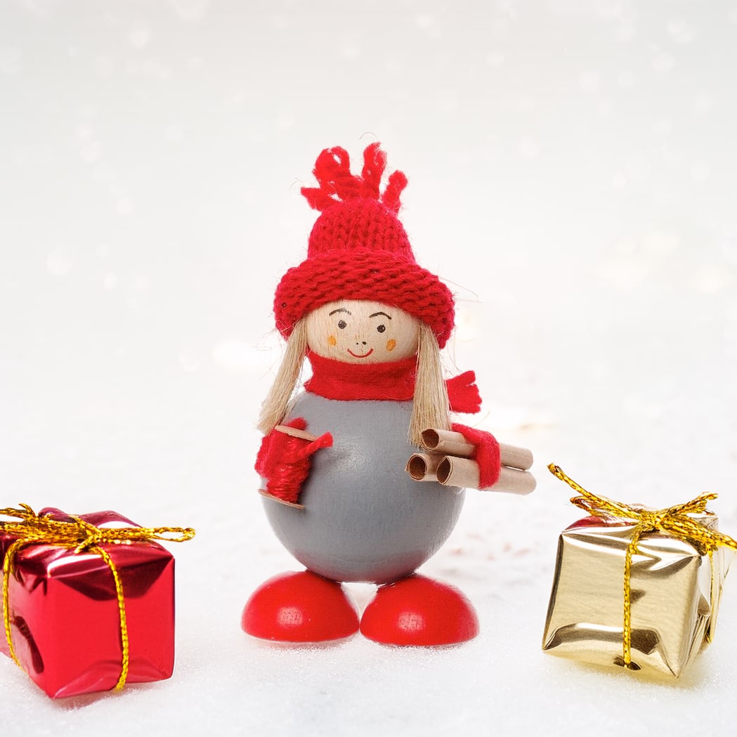 wichtelmädchen geschenke verpacken dekoration holzfigur wichtel aus holz silas tonttukylä