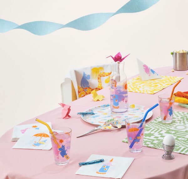 gedeckter tisch mit bunten mumin artikeln von arabia finland. im fokus mumin "party" tabelett