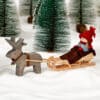 Handgemachter Wichtel aus Holz mir Rentierschlitten in einer Miniatur-Wichtelwelt